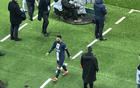 梅西疑似遭遇俱乐部内部打压？再次遭巴黎球迷狂烈嘘声，法媒披露其频繁散步被指磨洋工，球队内部矛盾浮出水面