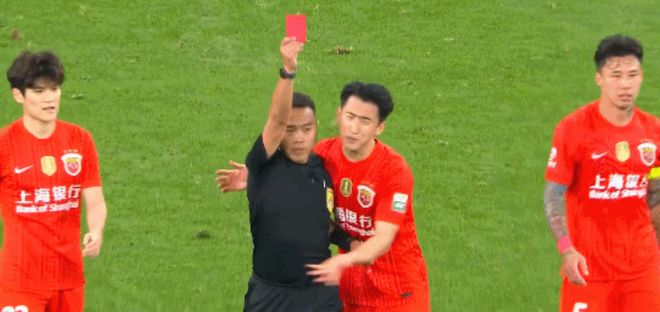 中超赛场突发争议事件！海港队外援疑似故意暴力犯规引发激烈冲突，裁判出示红牌后，足协或将介入调查并追加严厉处罚