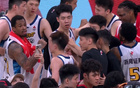 广厦男篮力克深圳，全队欢庆胜利场面热烈，托弗意外陷入困惑，深圳球员与球迷深情合影展现双向奔赴的温暖瞬间