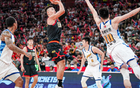 NBA赛场惊现尴尬一幕，MVP球员竟躲在角落不敢接球，球迷怒斥：对不起，这样的队友真让人无语