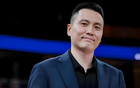 什么情况？比赛4次出手全部偏出，全场仅得到1分，却意外被教练卢伟当众点名表扬，背后原因引发热议